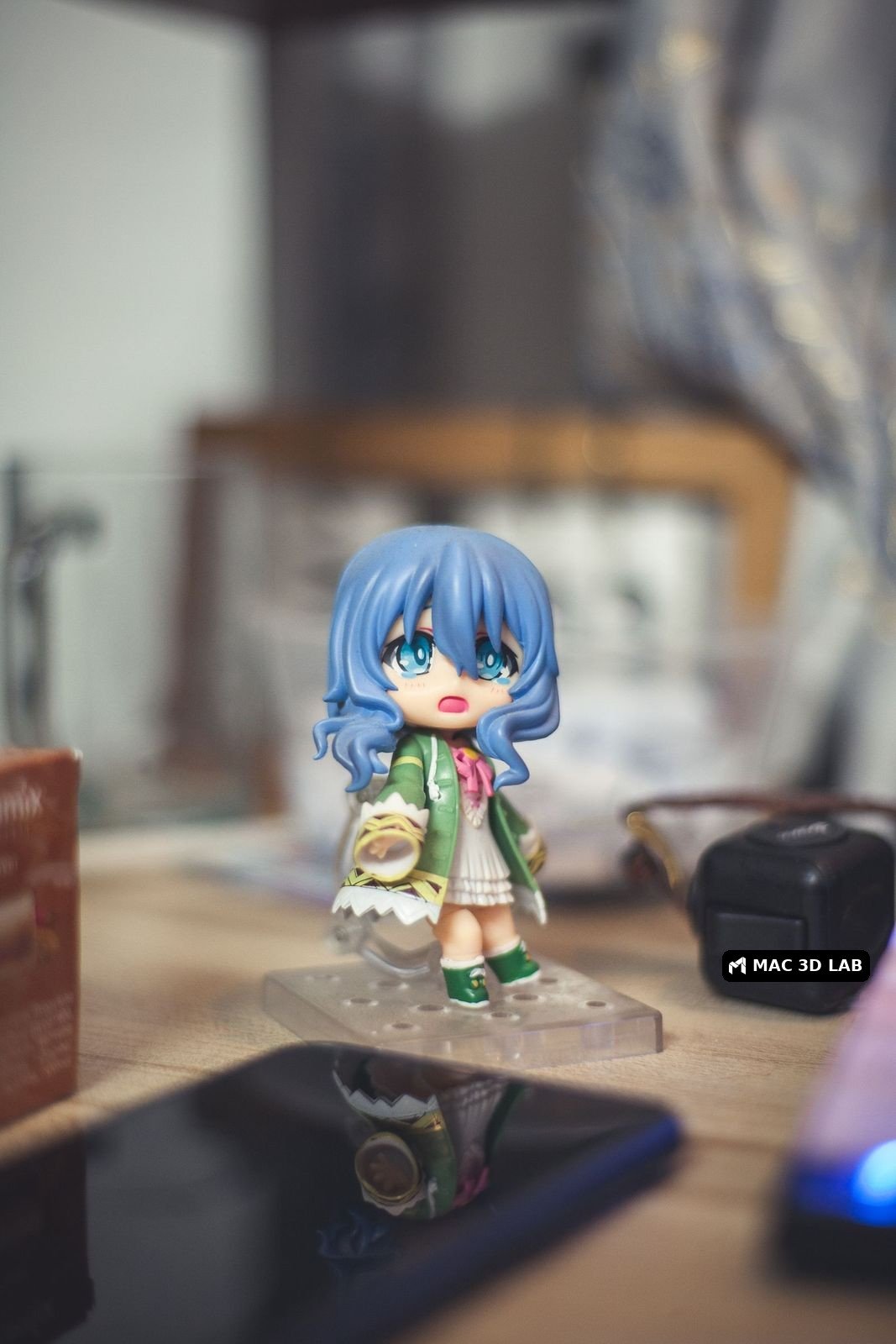Figura de anime coleccionable sobre un escritorio