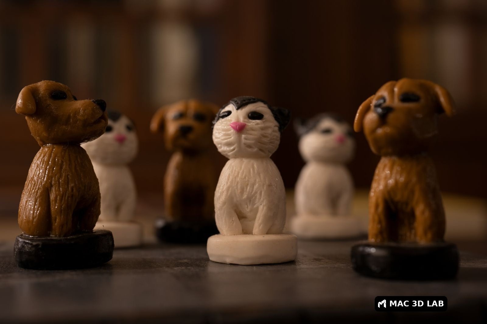 Miniaturas de perros y gatos sobre una mesa