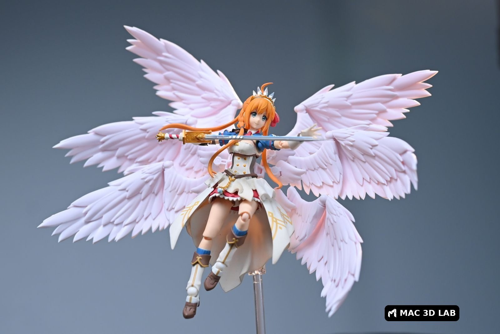 Figura de anime con alas y espada