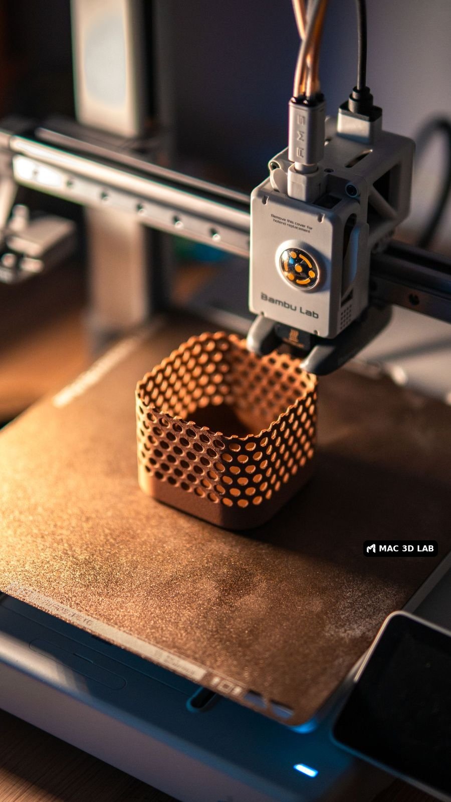 Impresora 3D fabricando un objeto hexagonal