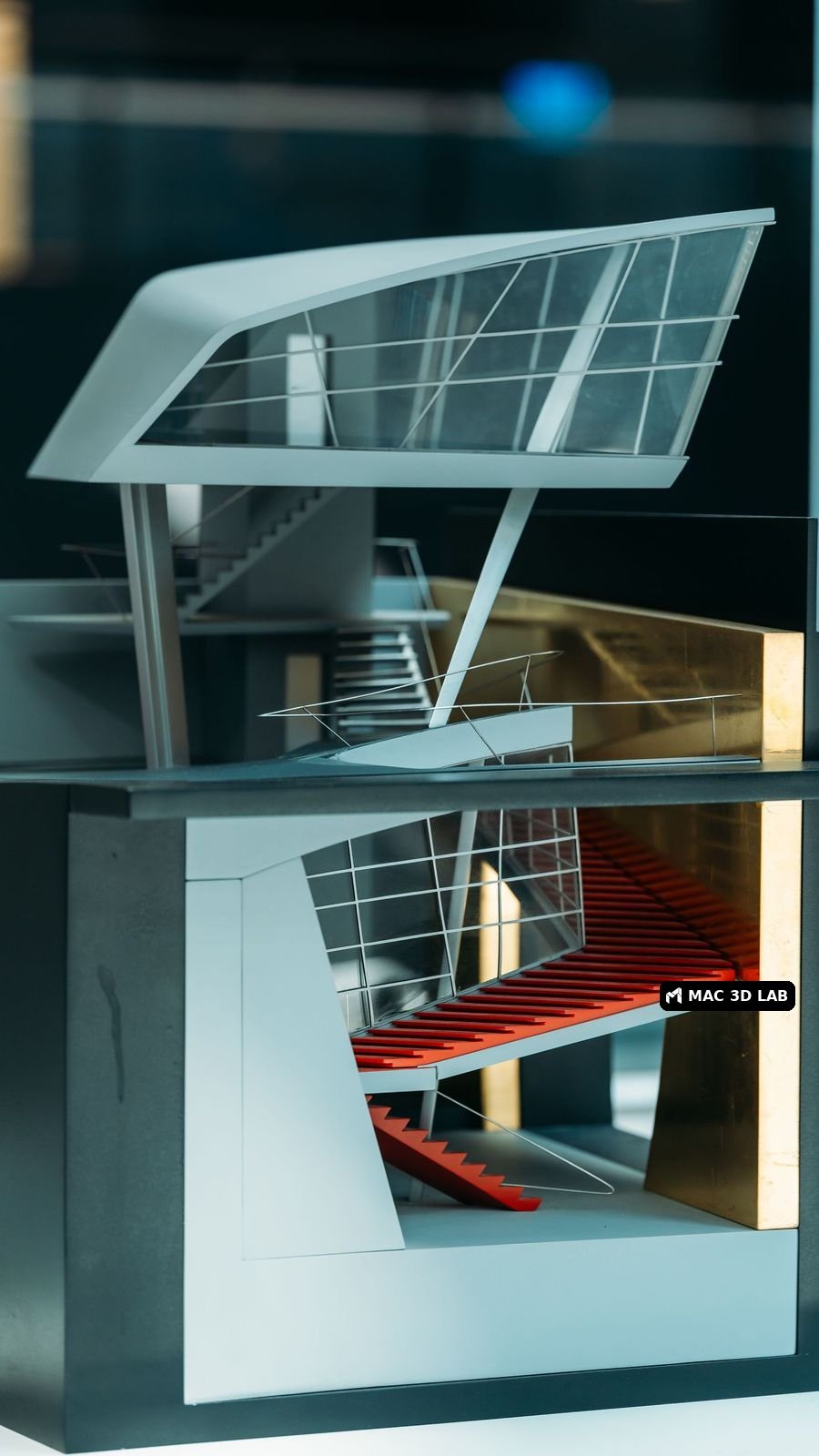 Maqueta de un edificio moderno con escalera roja