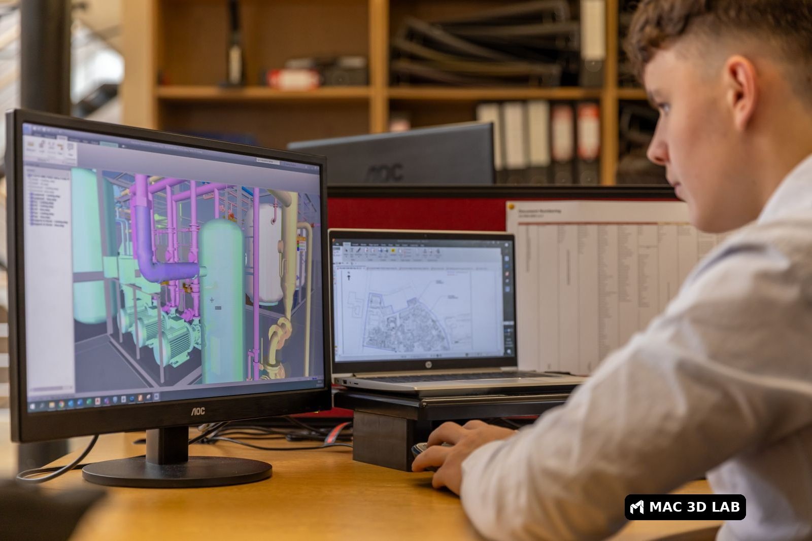 Diseño de una pieza en software CAD con dos monitores