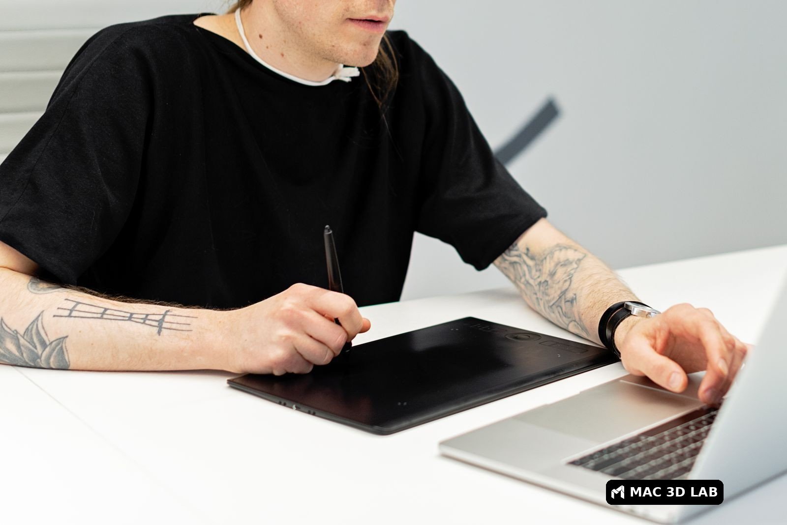 Diseño digital con tableta gráfica y laptop