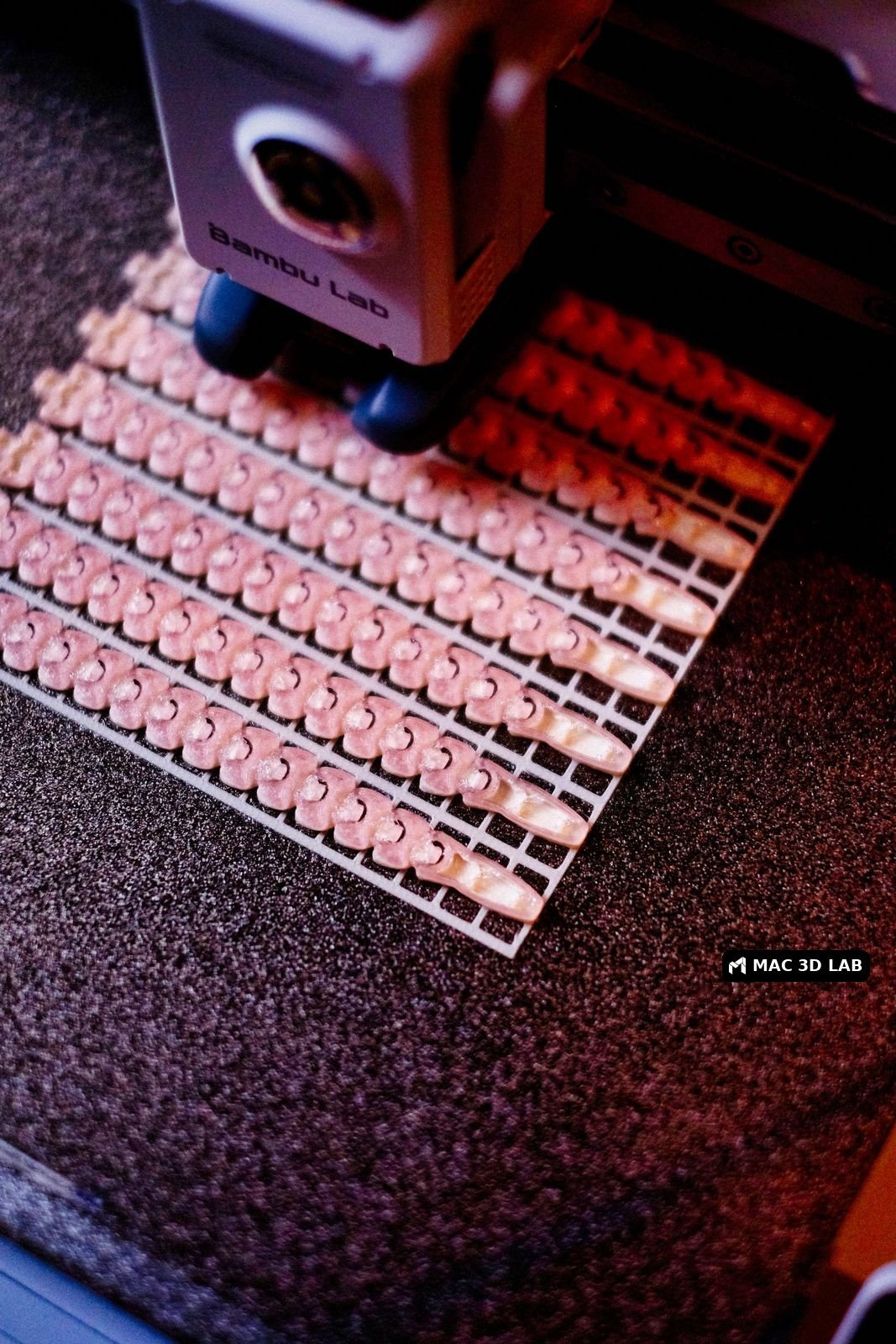 Impresora 3D fabricando varias piezas pequeñas