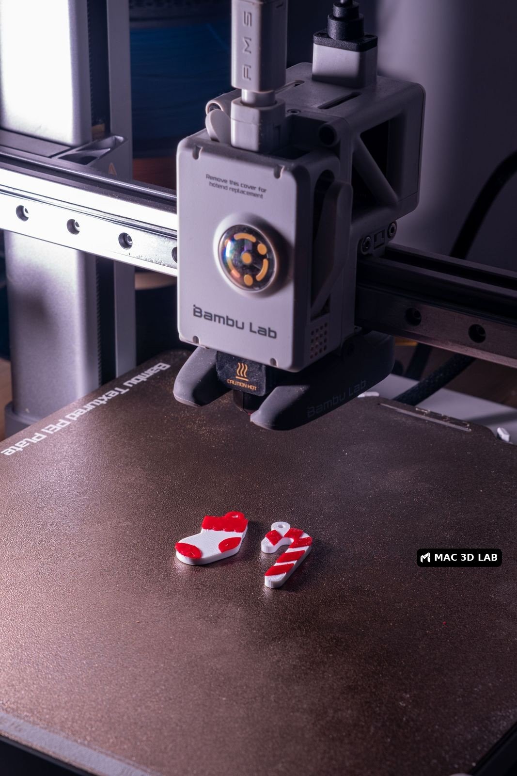 Piezas pequeñas rojas y blancas impresas en 3D