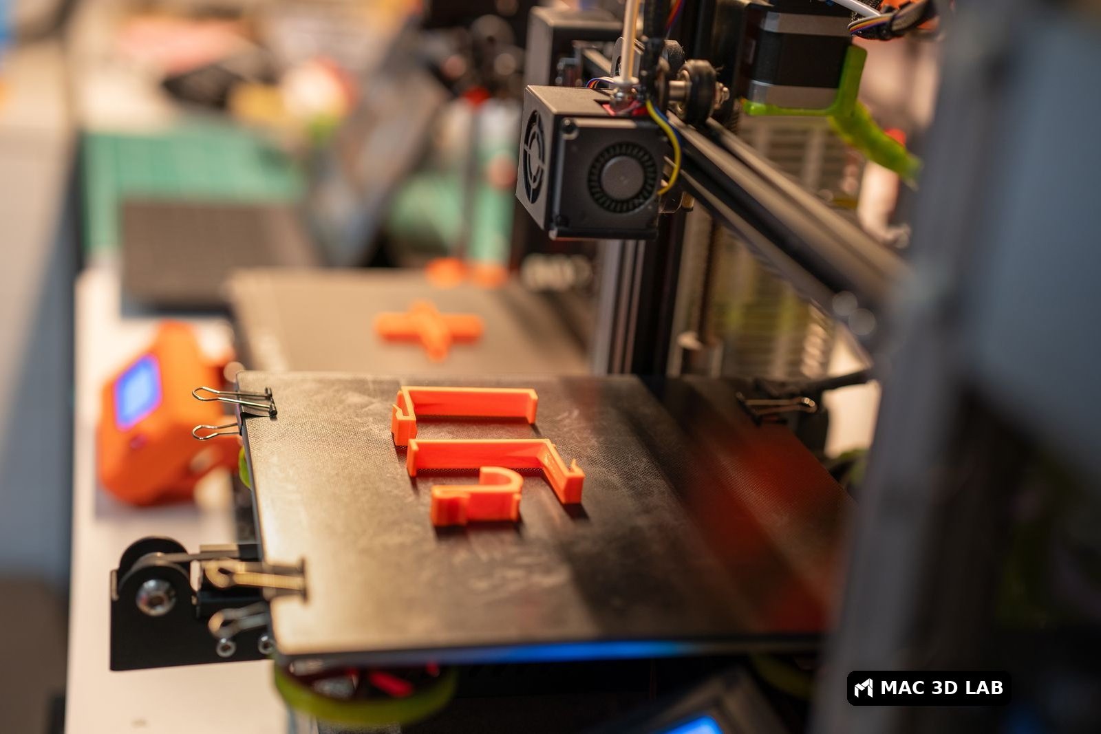 Piezas de plástico naranja recién impresas en 3D
