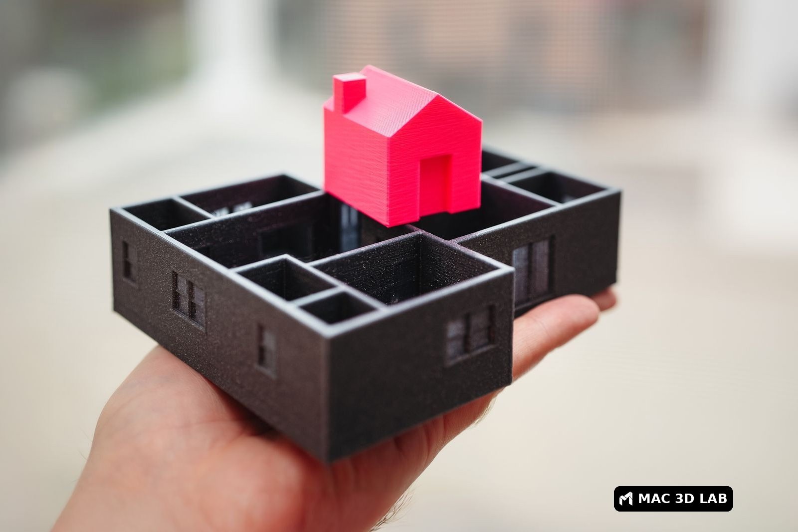 Prototipo de casa impreso en 3D en la mano