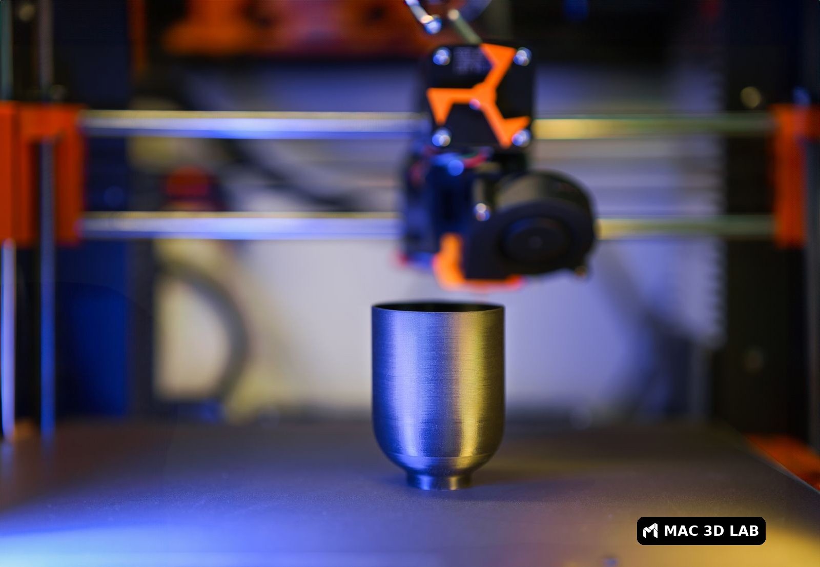 Impresora 3D fabricando un recipiente