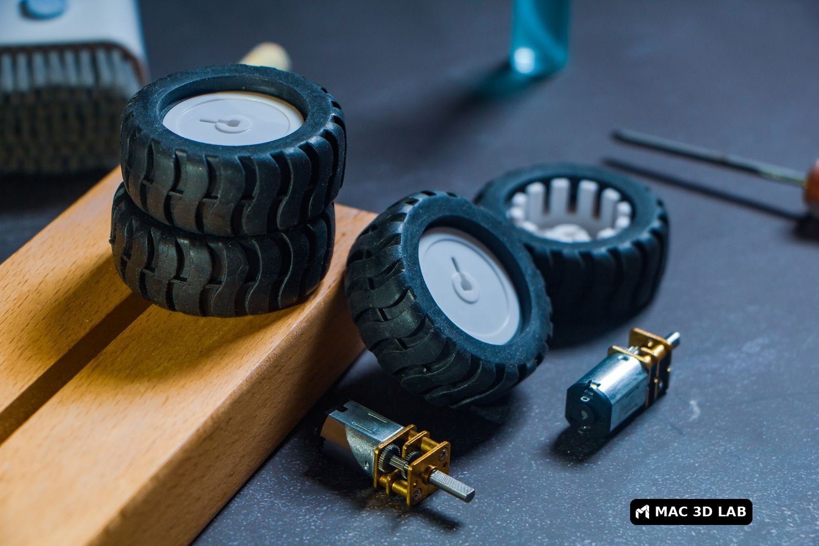 Piezas de un kit de robótica con ruedas y motores